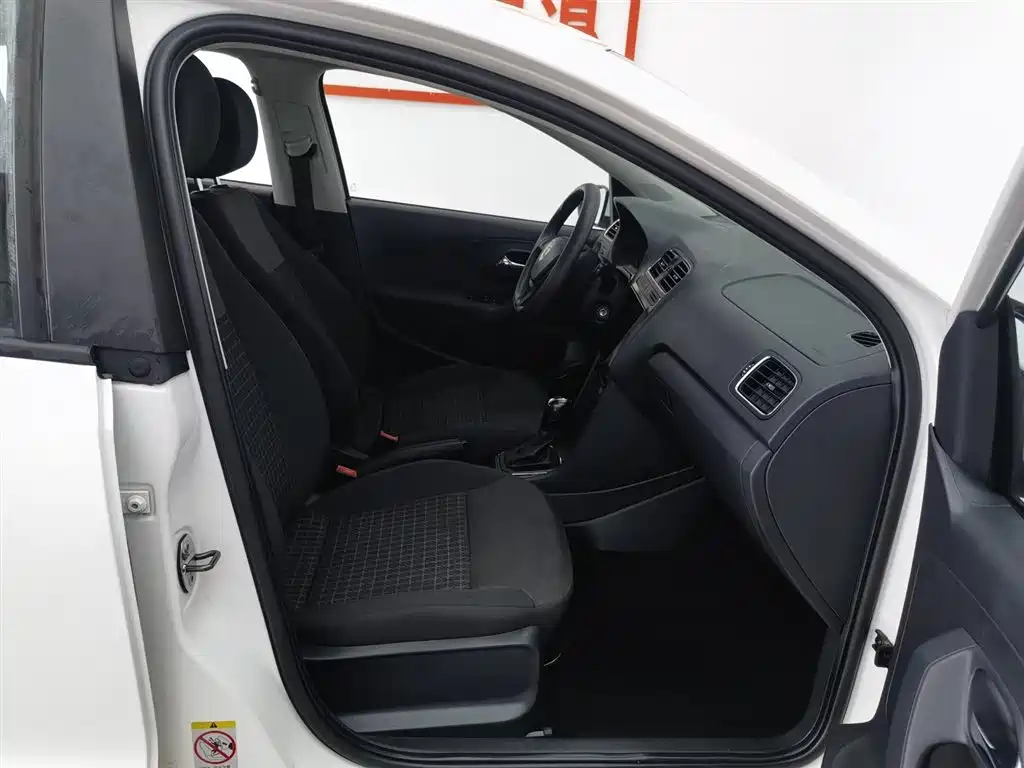 Volkswagen Polo 2014 1.6L Automatic Comfort Edition фото 23