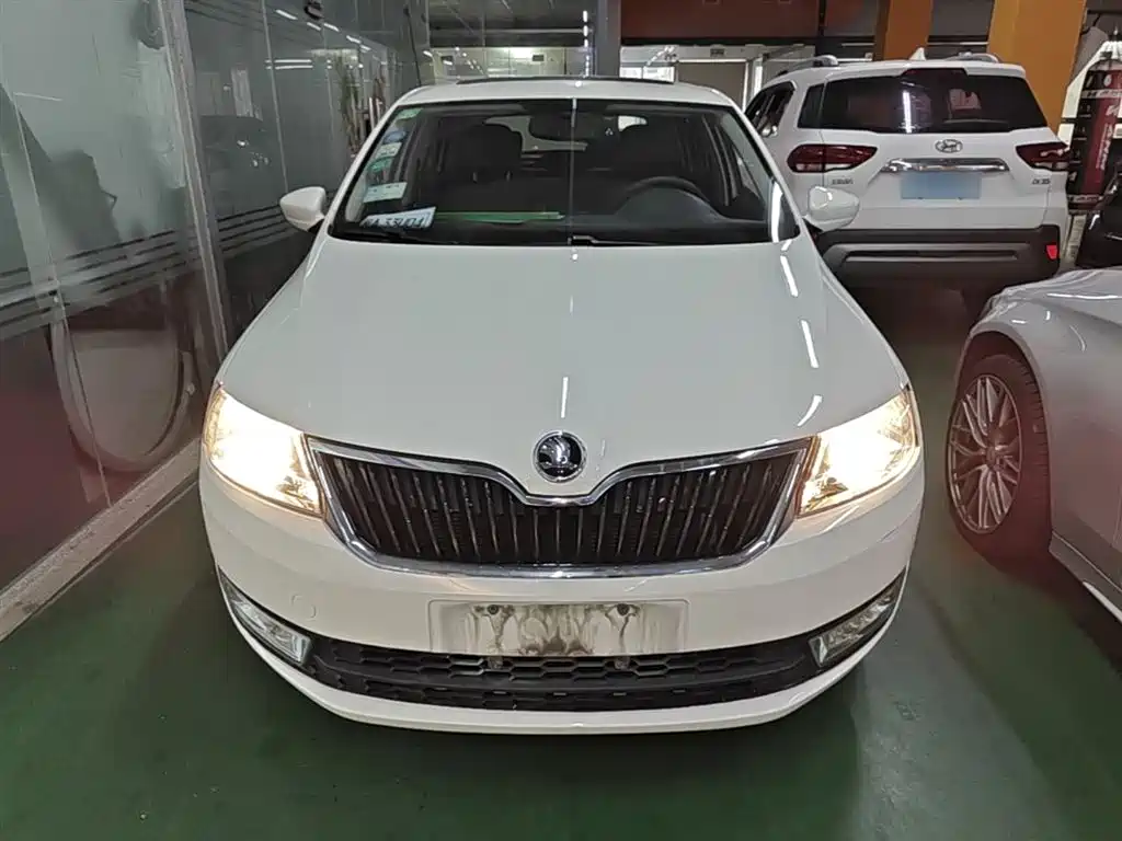 Škoda Skoda Rapid Spaceback 2016 Facelift 1.6L Automatic Innovation Edition фото 3