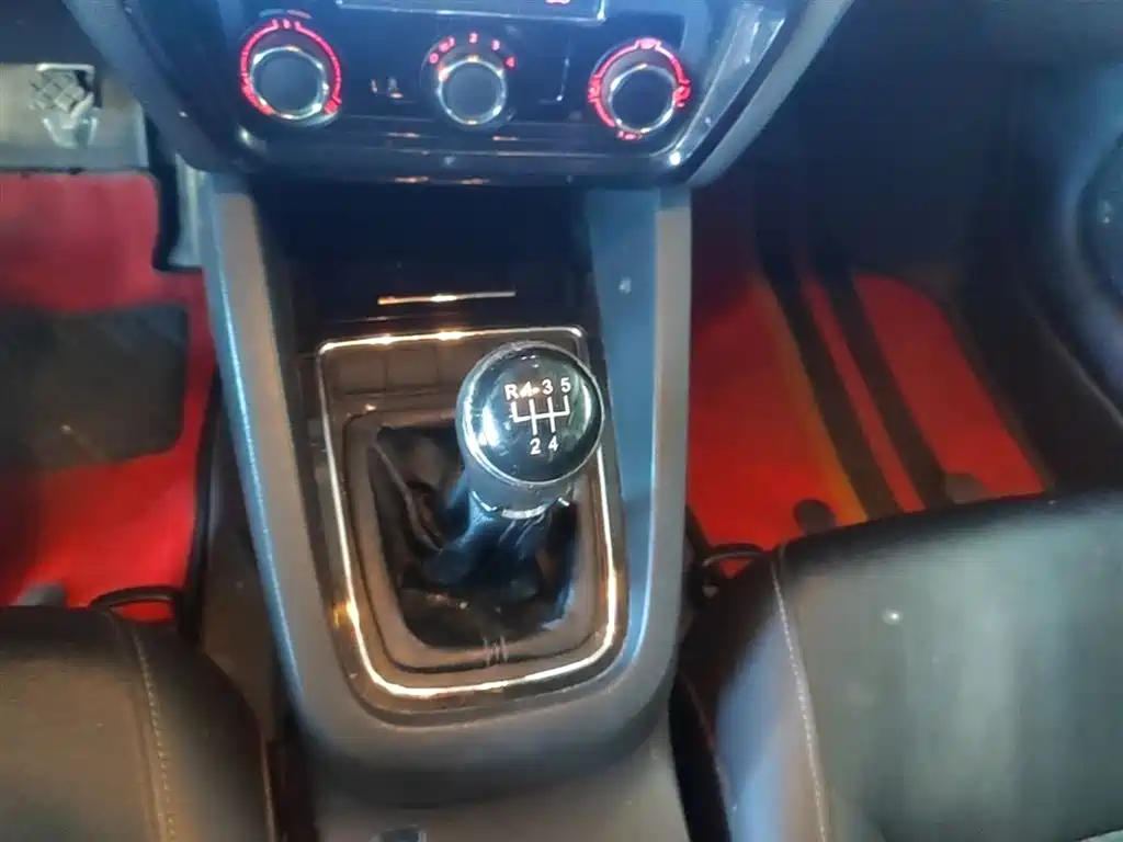 Volkswagen Sagitar 2015 1.6L Manual Comfort фото 14