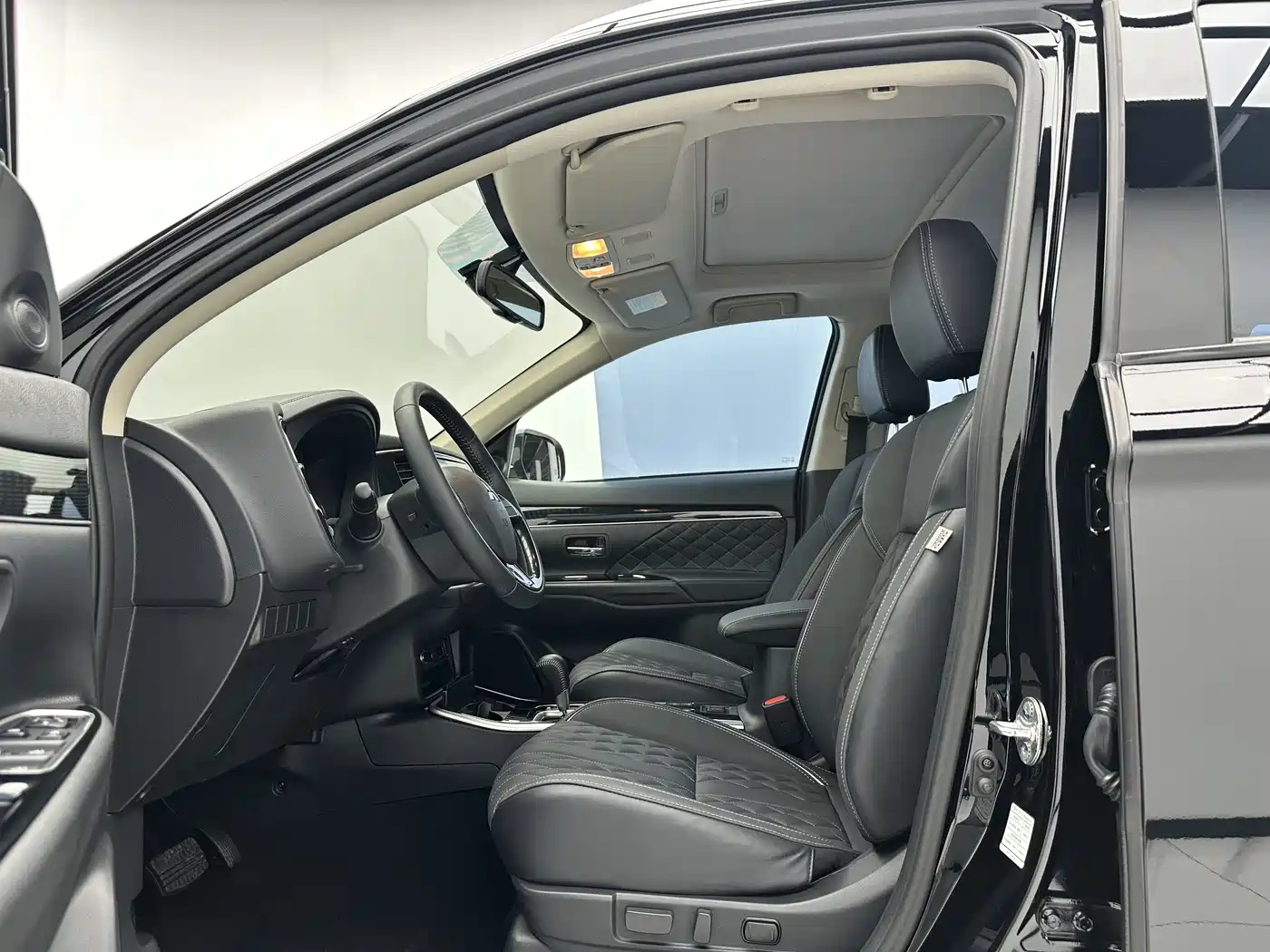 Mitsubishi Outlander 2021 Facelift 2.0L 2WD Premium Edition 5-Seater фото 5