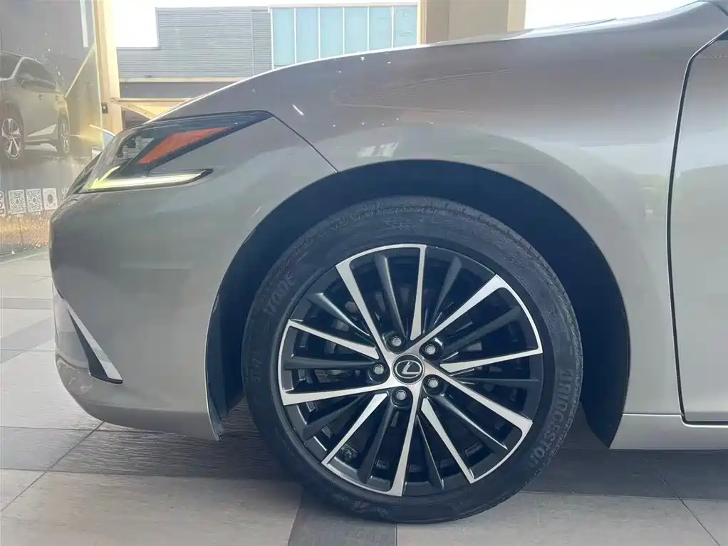 Lexus ES 2022 300h Ultimate Edition фото 5