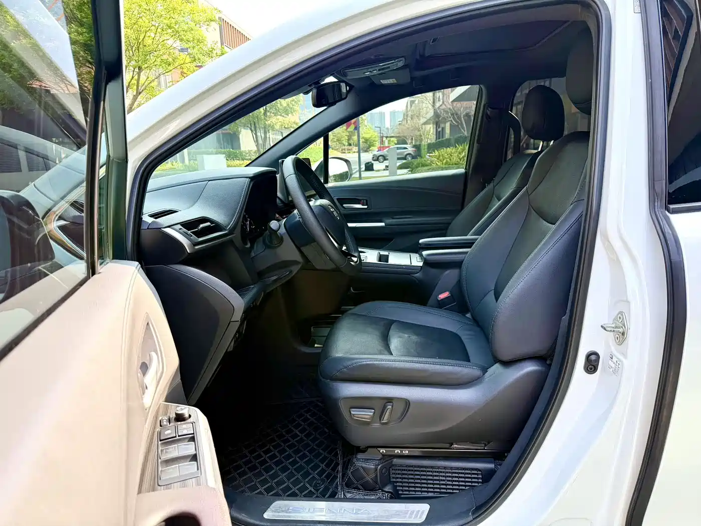 Toyota Sienna 2021 2.5L Hybrid Premium Edition фото 7