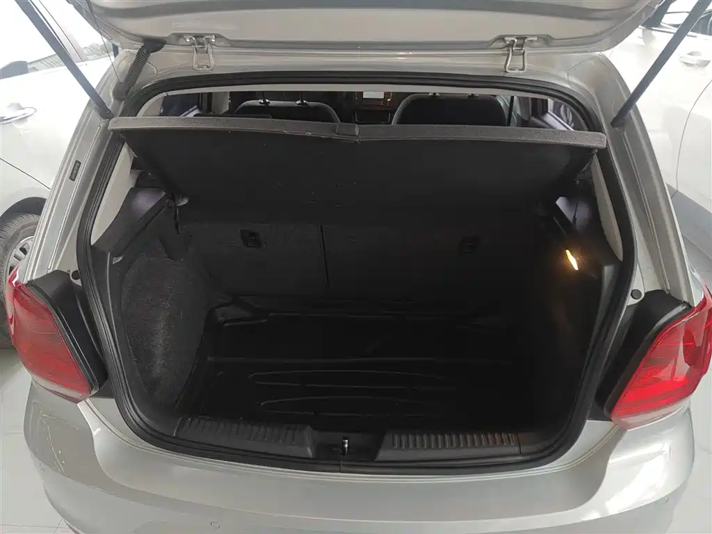 Volkswagen Polo 2014 1.4L Automatic Comfort Edition фото 9