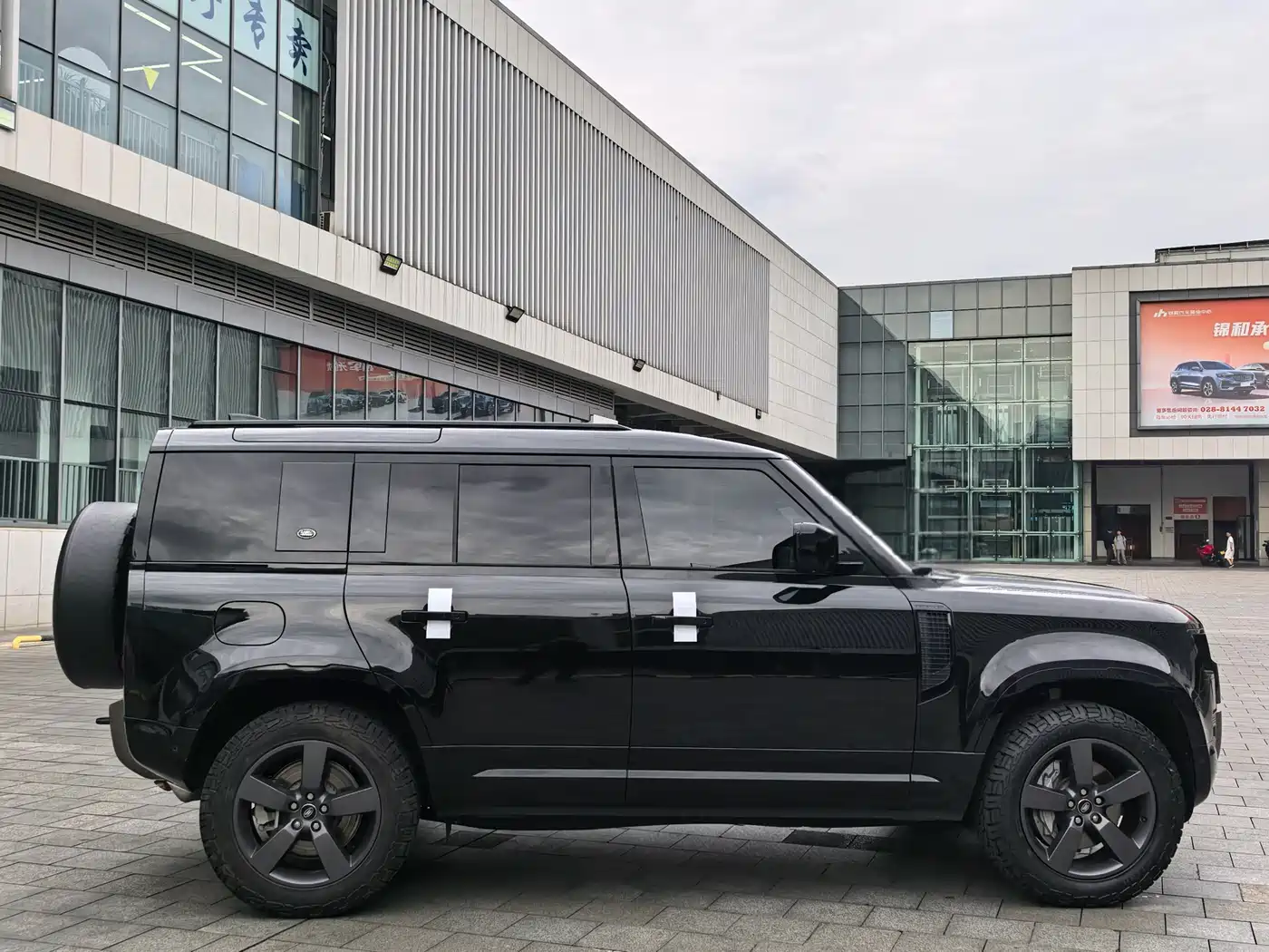 Land Rover Defender 2023 Model 110 3.0T P400 X-DYNAMIC HSE фото 4
