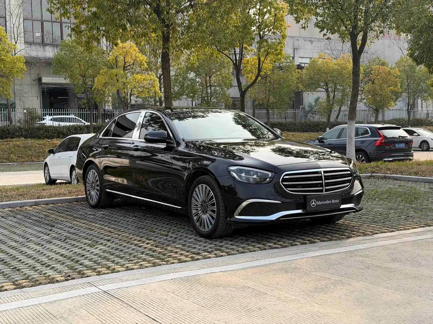 Mercedes-Benz E-Class 2023 E 300 L Fashion фото 3