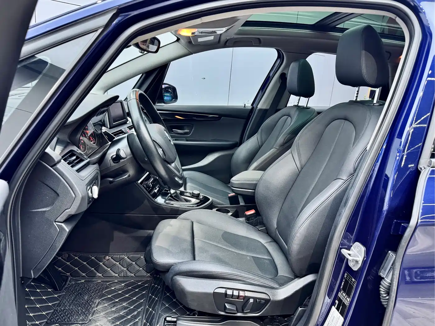 BMW 2 Series Touring 2016 218i Sport Design Package фото 9