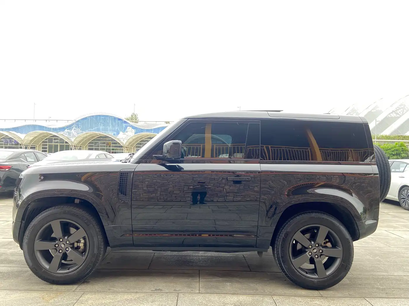Land Rover Defender 2023 Model 90 2.0T P300 X-DYNAMIC HSE фото 6