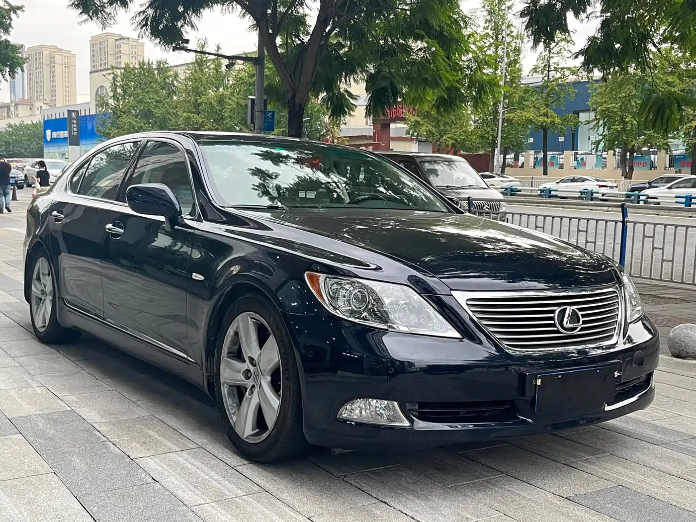 Photo 2 - Lexus LS