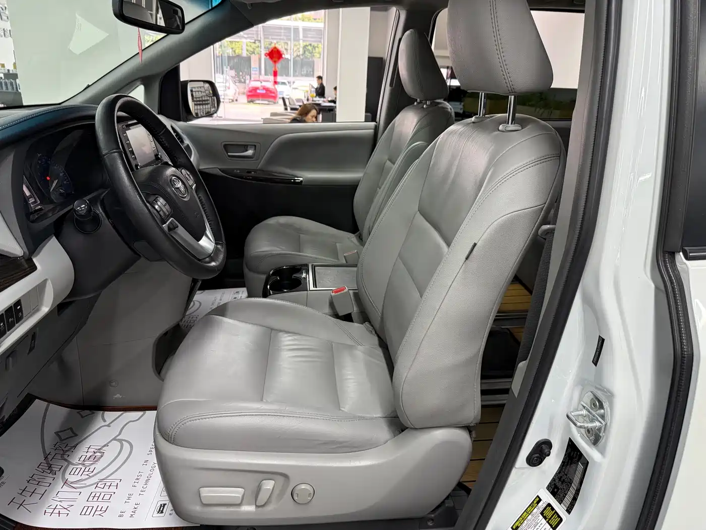 Toyota Sienna 2015 3.5L 2WD LE фото 2