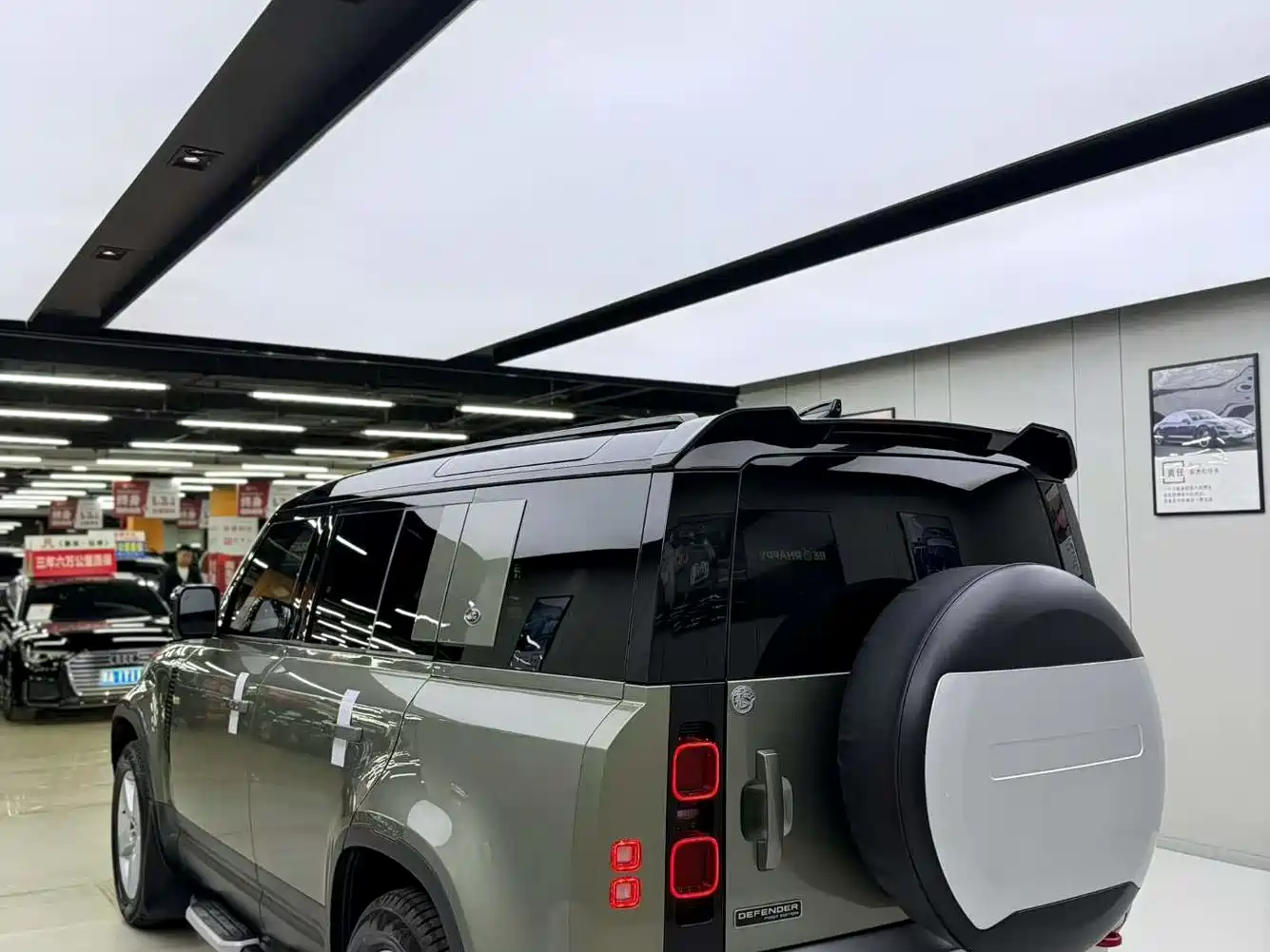 Land Rover Defender 2021 110 P400 SE фото 4
