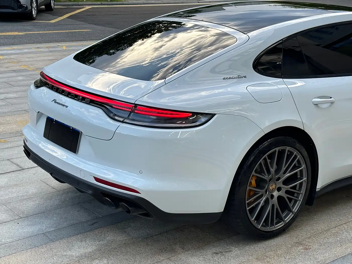 Porsche Panamera 2023 Panamera Executive Long Wheelbase Platinum Edition 2.9T фото 4