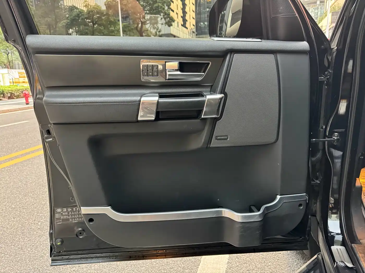 Land Rover Discovery 2015 3.0 SC V6 SE фото 7