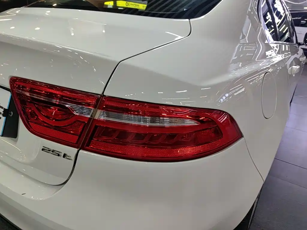 Photo 8 - Jaguar XEL