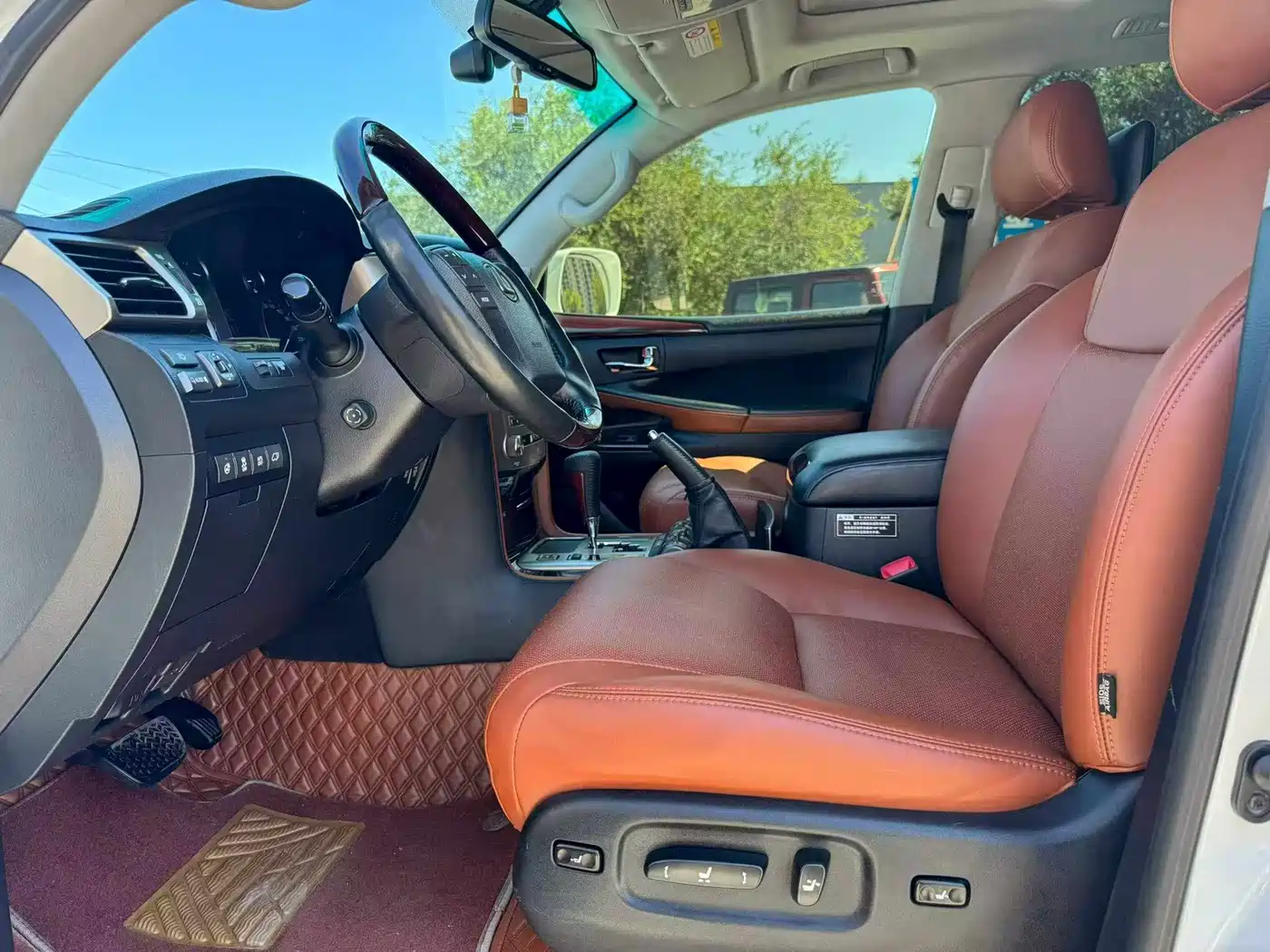 Фото 4 - Lexus LX