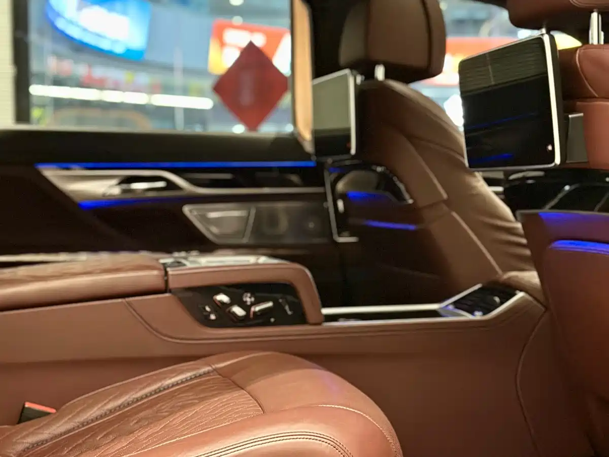 BMW 7 Series 2019 740Li xDrive Executive M Sport Package фото 9