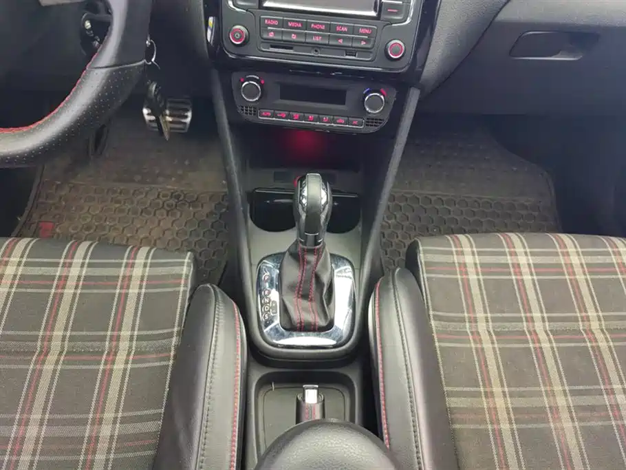 Volkswagen Polo 2012 1.4TSI GTI фото 15