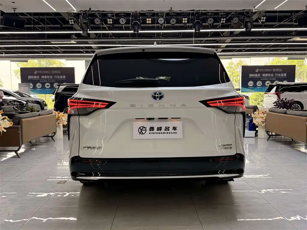 Toyota Sienna 2023 2.5L Hybrid Premium Edition фото 24