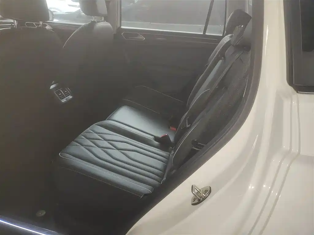 Volkswagen Tiguan L 2022 330TSI Auto 2WD R-Line Premium Edition фото 17