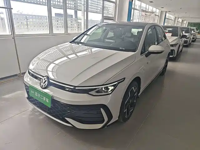 Volkswagen Golf 300TSI R-Line