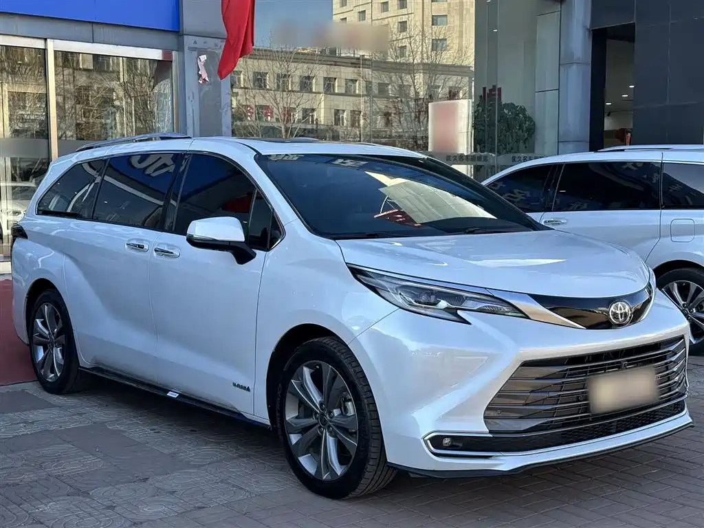 Toyota Sienna 2023 2.5L Hybrid Ultimate Edition фото 25