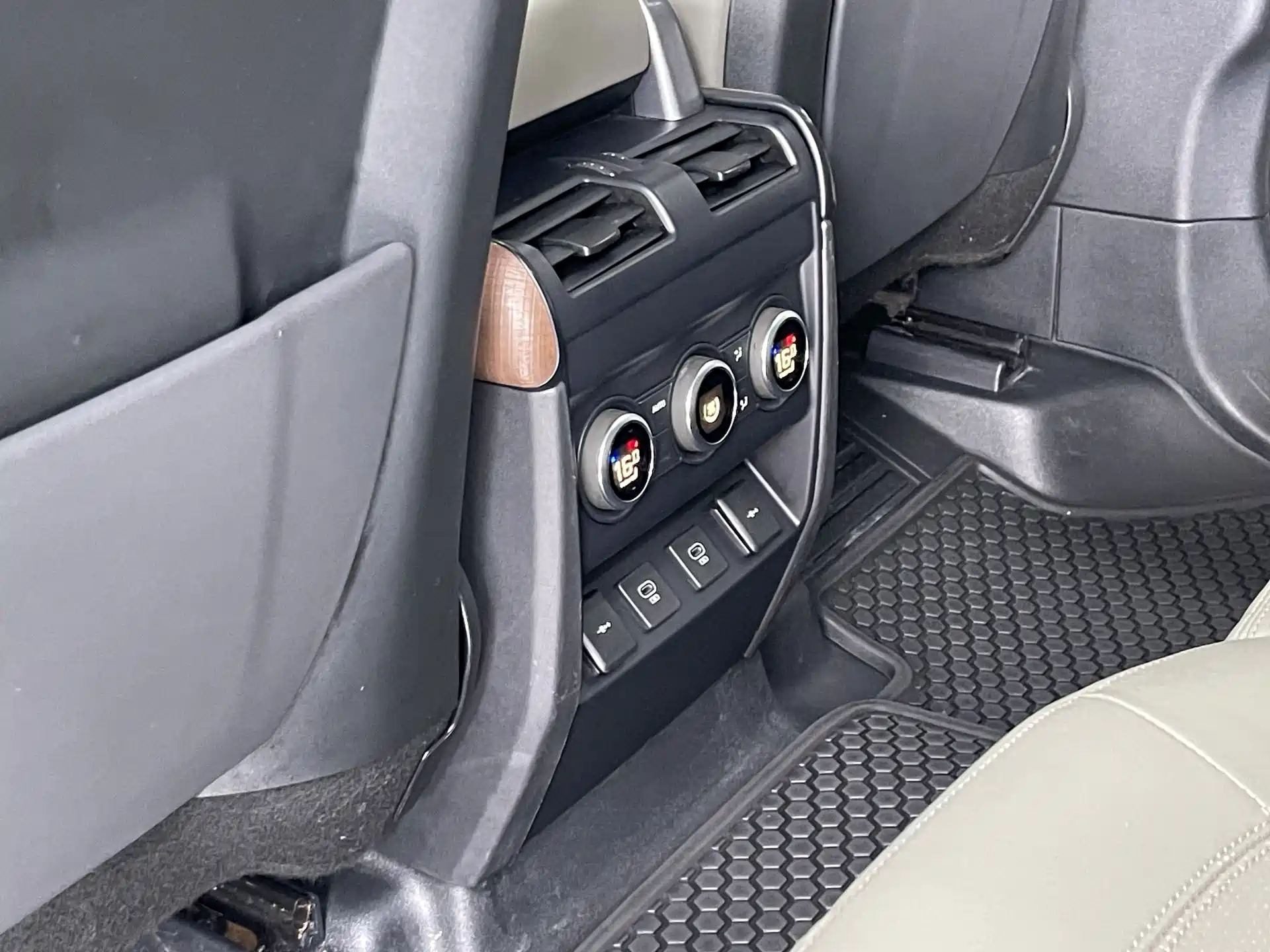 Photo 21 - Land Rover Defender
