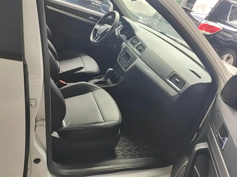 Volkswagen Lavida 2017 1.6L Automatic Trend Edition фото 8