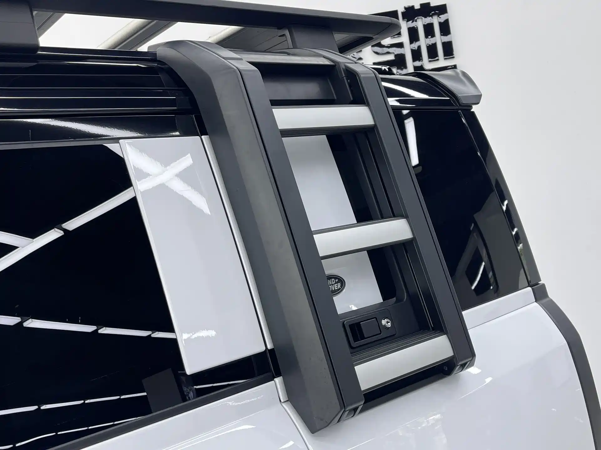 Photo 28 - Land Rover Defender