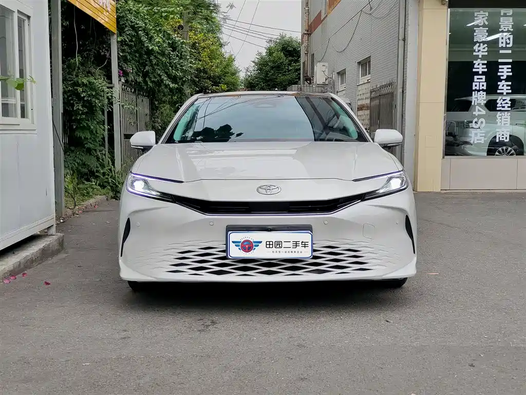 Toyota Camry 2024 Hybrid 2.0HG Premium Edition фото 2