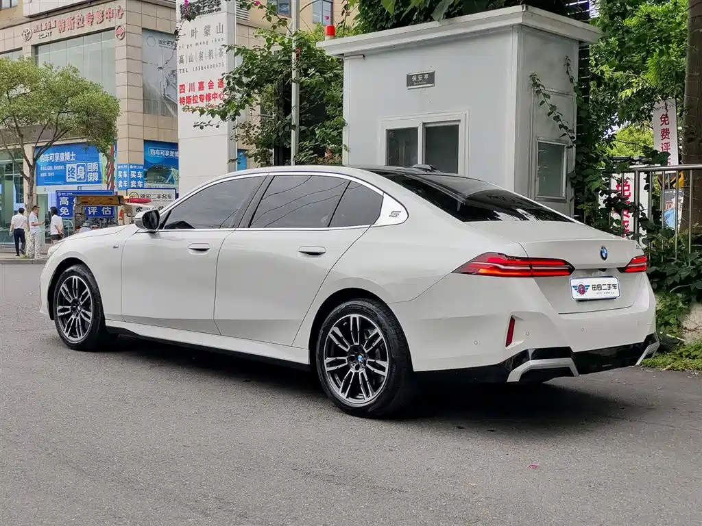 BMW 5 Series 2025 530Li Leading M Sport Package фото 4