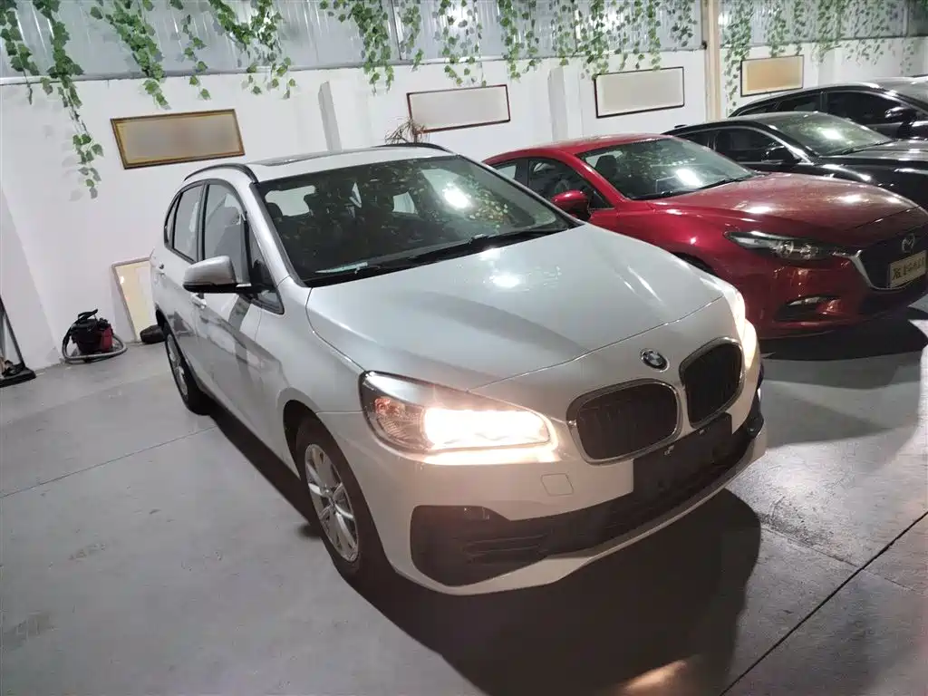 BMW 2 Series Touring 2018 218i Sport Line фото 23