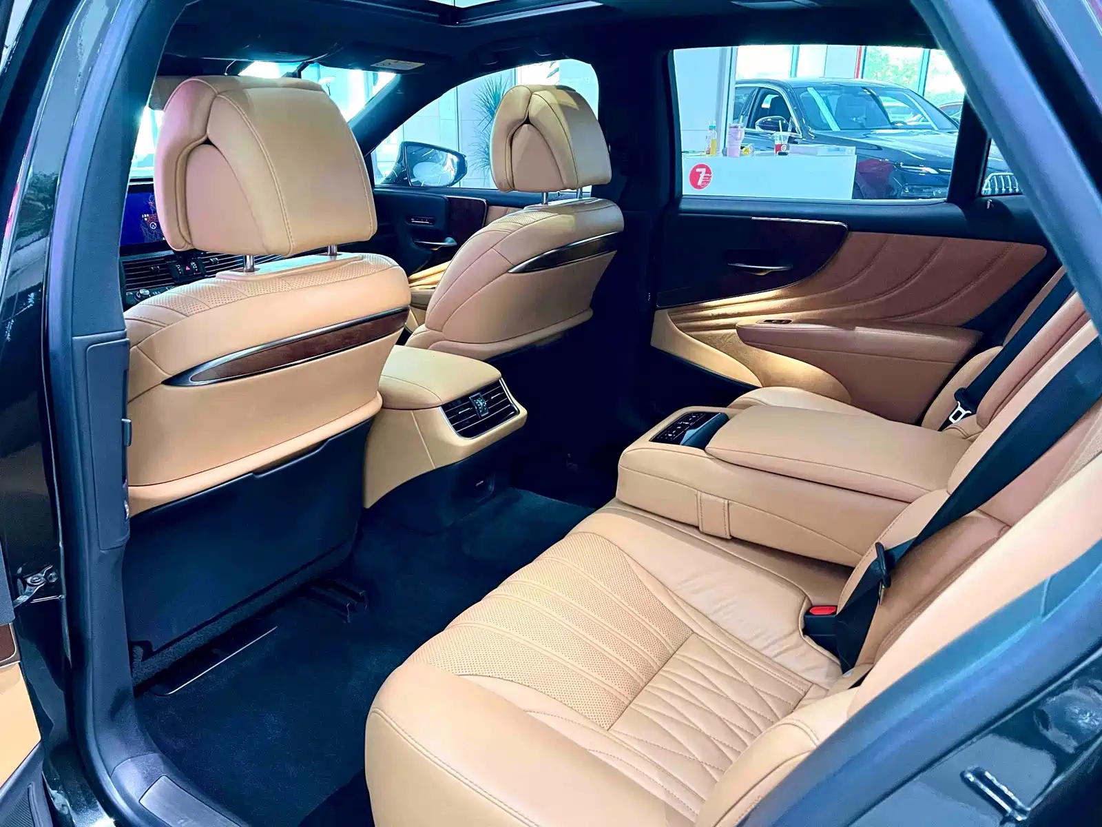 Фото 9 - Lexus LS
