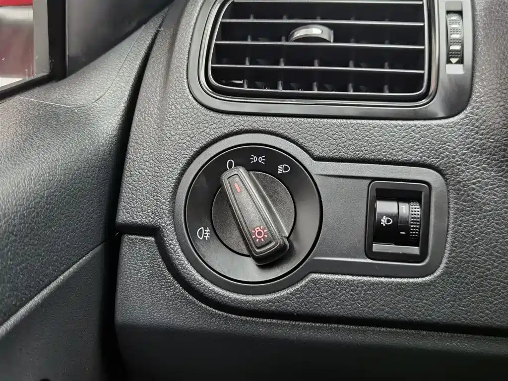 Volkswagen Polo 2014 1.4L Manual Trend Edition фото 21