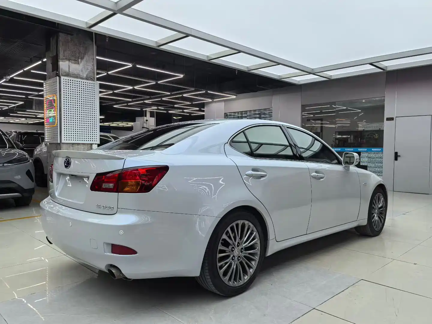 Photo 4 - Lexus IS