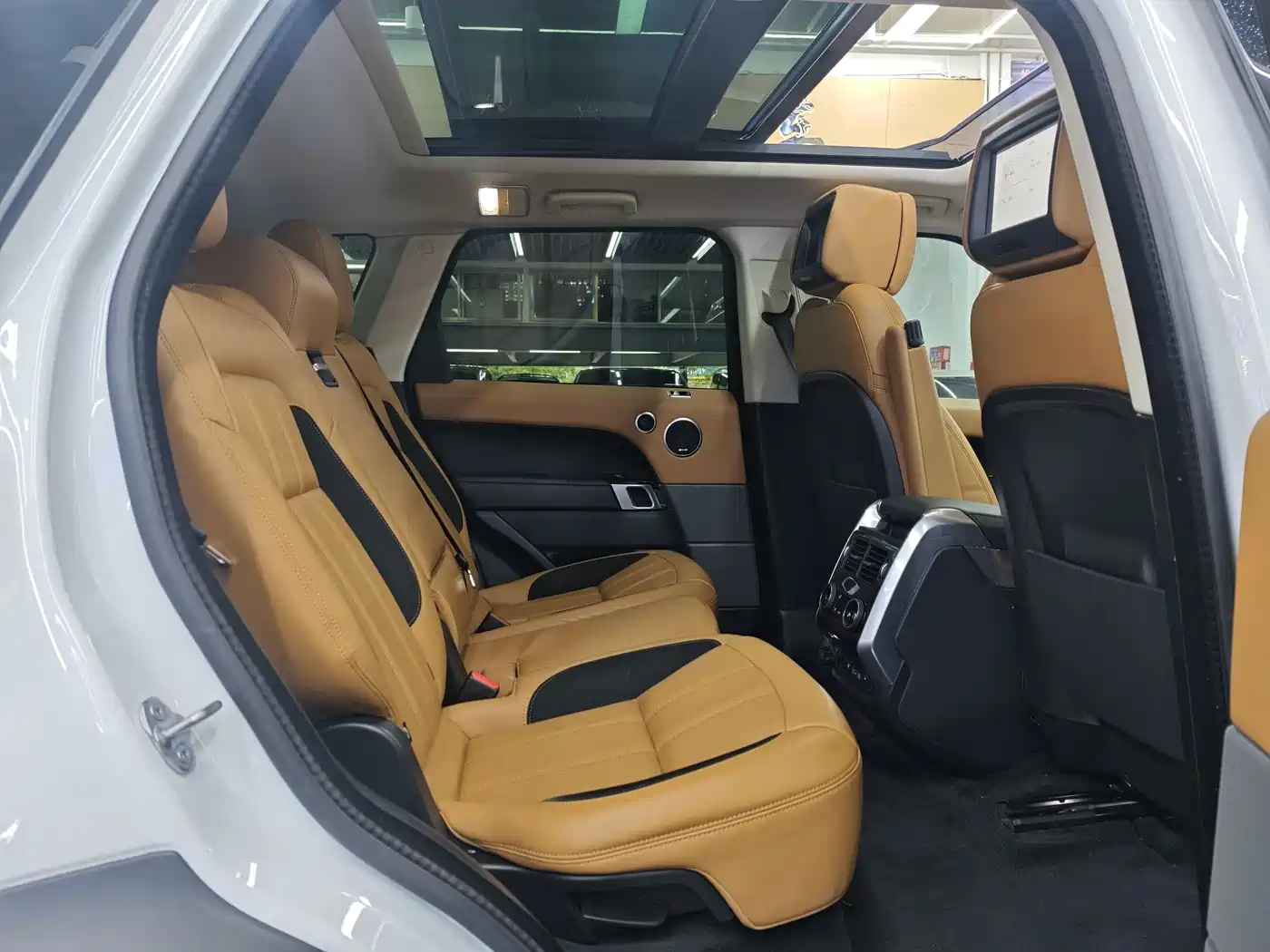Land Rover Range Rover Sport 2022 3.0 L6 Gloss Black Edition фото 8
