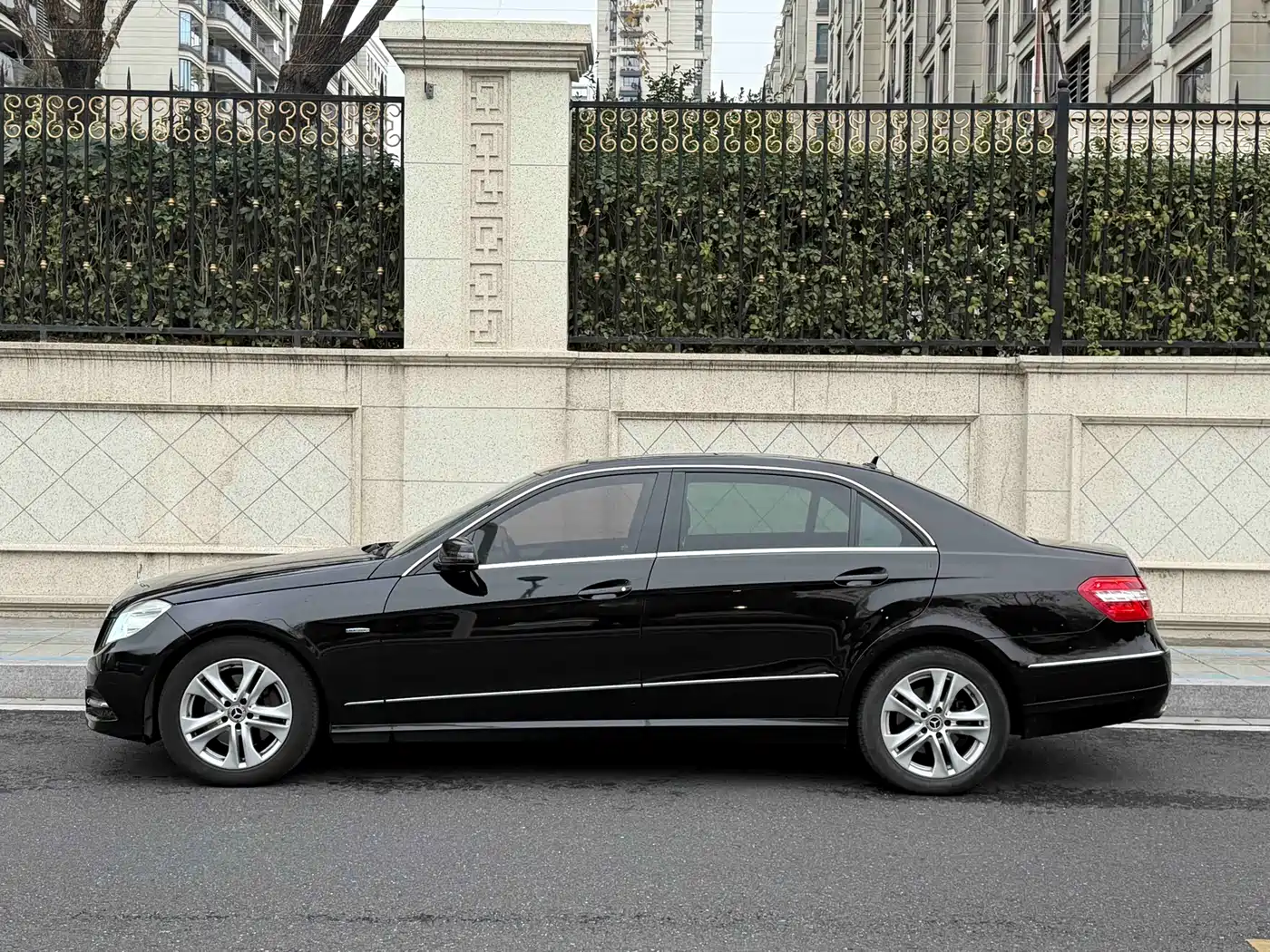 Mercedes-Benz E-Class 2012 E 260 L CGI Fashion Model фото 3