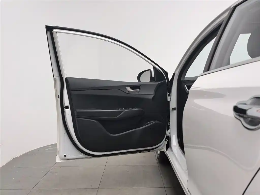 Hyundai Verna 2016 1.4L Manual Cool Edition GLS фото 8