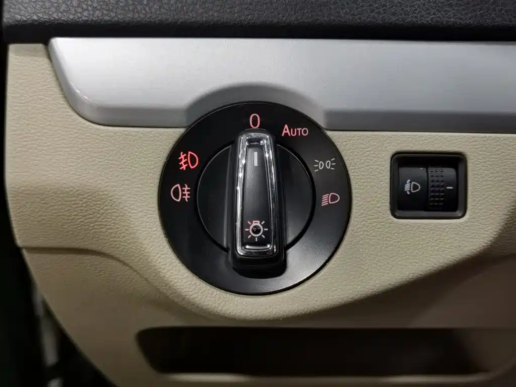 Volkswagen Jetta 2013 1.6L Automatic Comfort фото 21