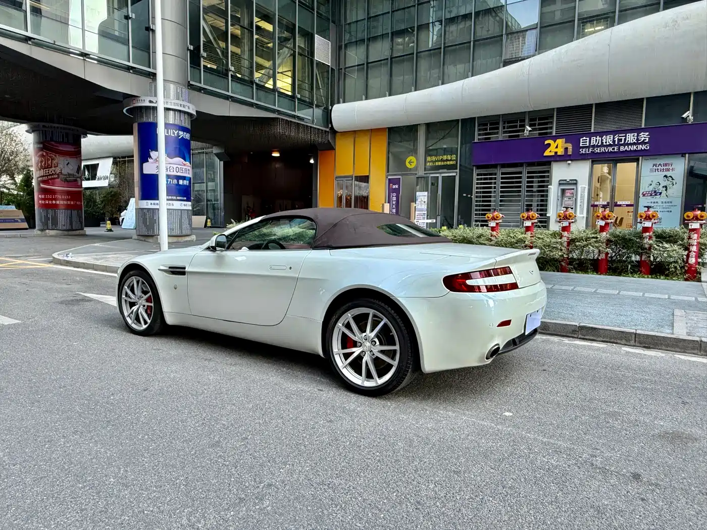 Aston Martin V8 Vantage 2012 4.7L S Roadster фото 3