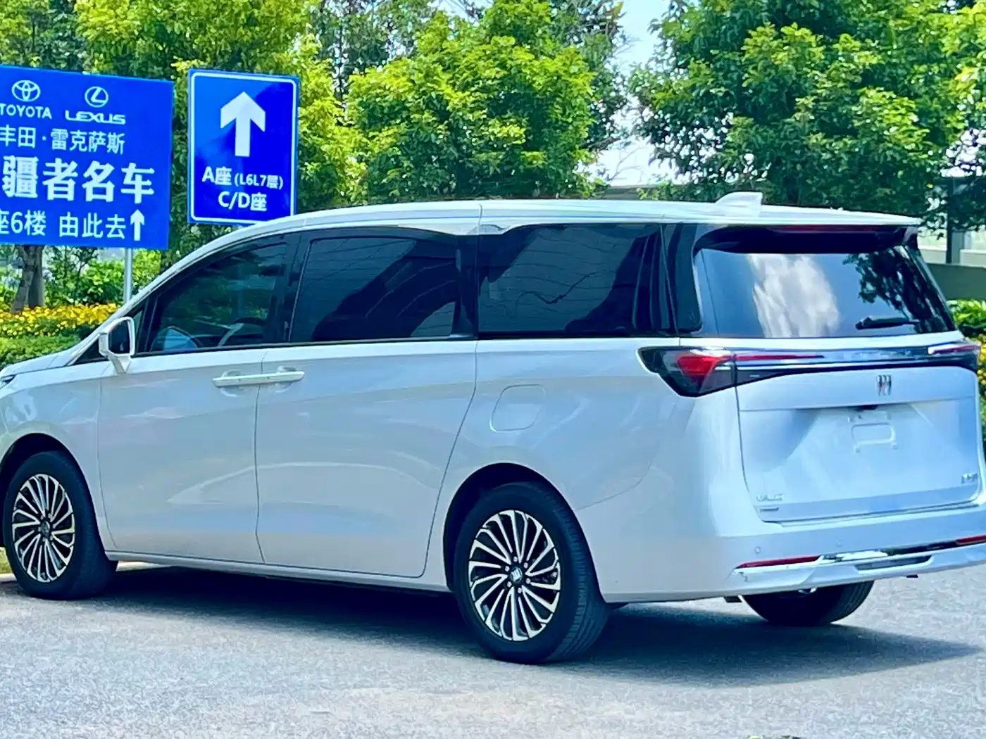Buick GL8 New Energy 2025 Landlux Smart Edition 7-seater фото 13