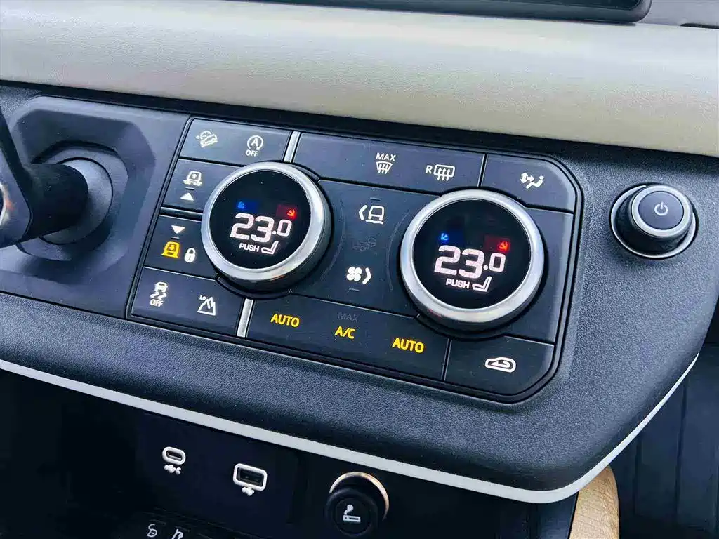 Land Rover Defender 2021 110 P400 Dark Special Edition фото 16