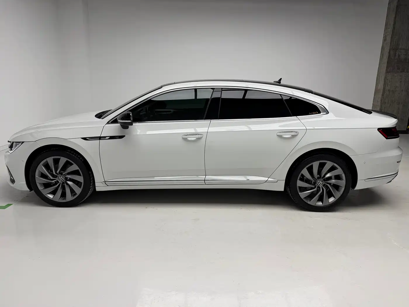 Volkswagen FAW-Volkswagen CC 2021 380TSI Eye-catching Edition 30th Anniversary фото 9