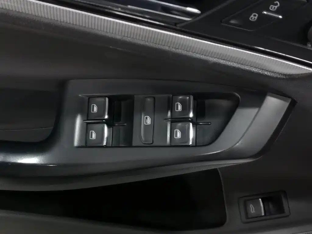 Volkswagen Sagitar 2018 280TSI DSG Spark Edition фото 9