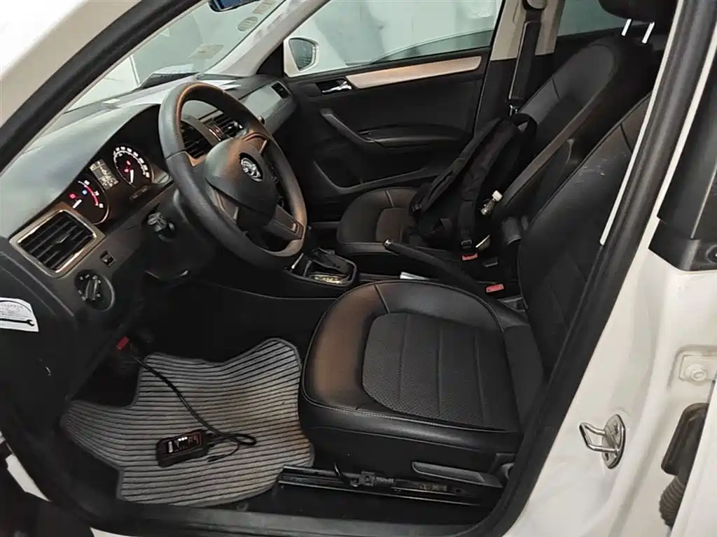 Škoda Skoda Rapid Spaceback 2016 Facelift 1.6L Automatic Innovation Edition фото 15