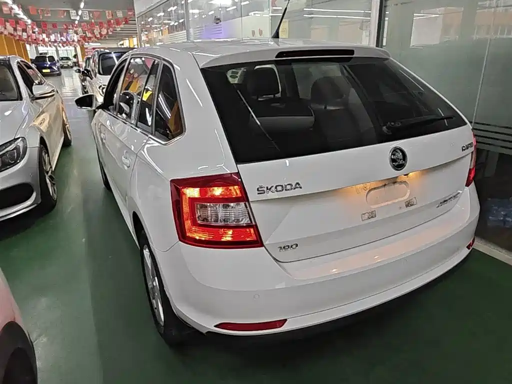 Škoda Skoda Rapid Spaceback 2016 Facelift 1.6L Automatic Innovation Edition фото 5