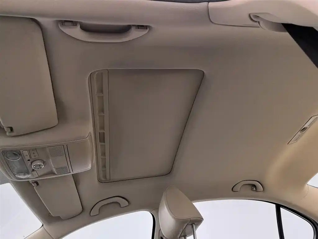 Volkswagen Sagitar 2012 1.6L Automatic Comfort Type фото 14
