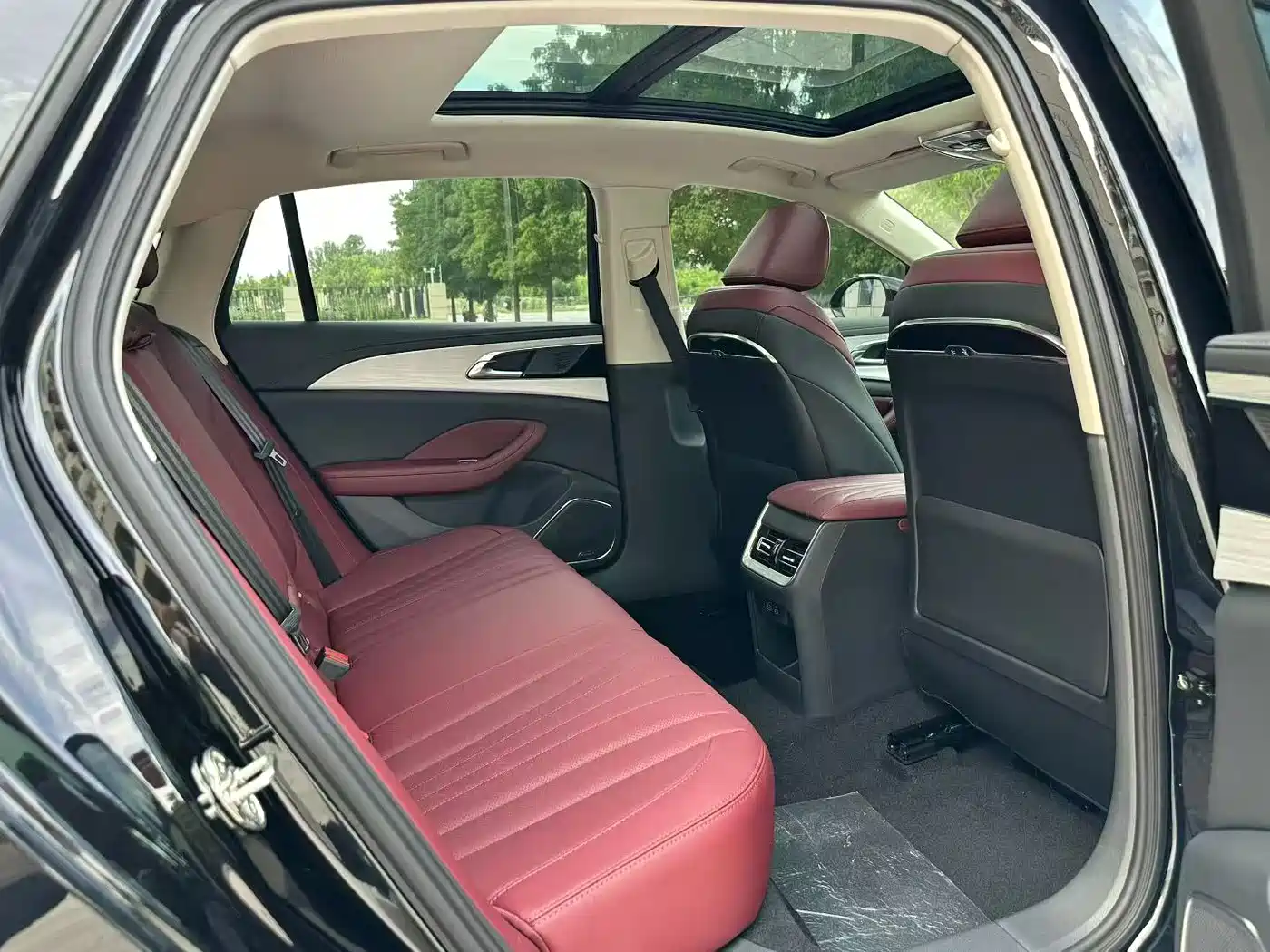 Hongqi H5 2025 2.0T Automatic Flag Celebration 500,000 Units Anniversary Edition фото 6
