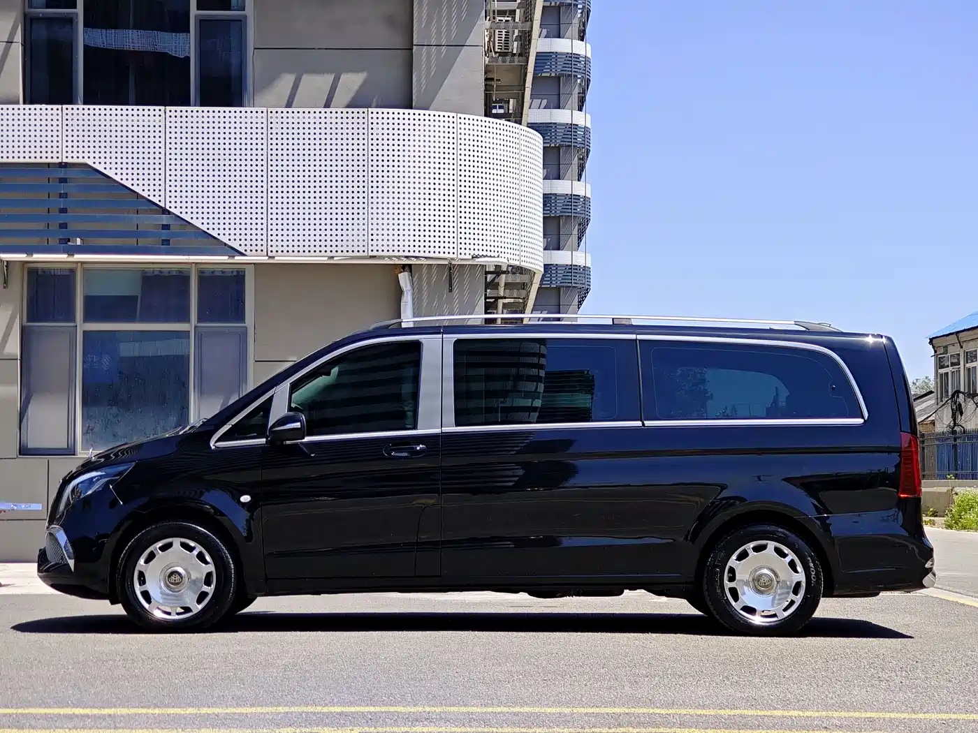 Mercedes-Benz Vito 2023 2.0T Elite 7-Seater фото 8