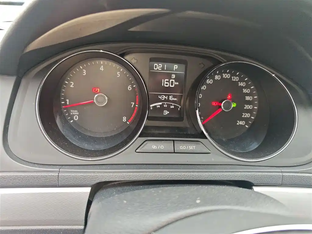 Volkswagen Lavida Tour 2015 1.6L Automatic Comfort Edition фото 5