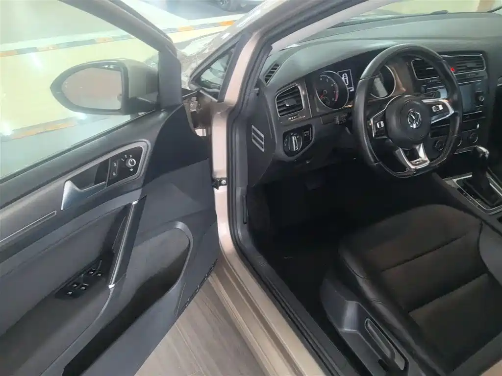 Volkswagen Golf 2016 230TSI Automatic Comfort фото 16
