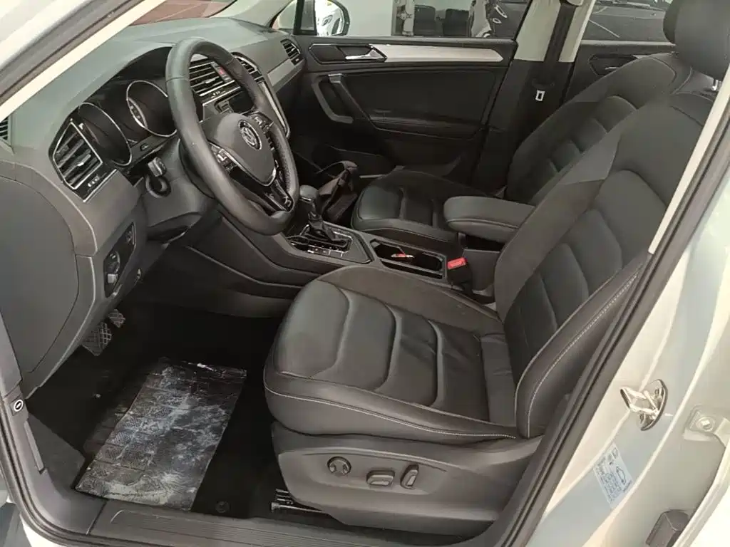 Photo 15 - Volkswagen Tiguan L